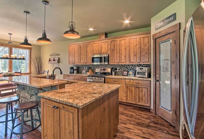 Modern Rustic Ronald Getaway: Hot Tub, Grill!