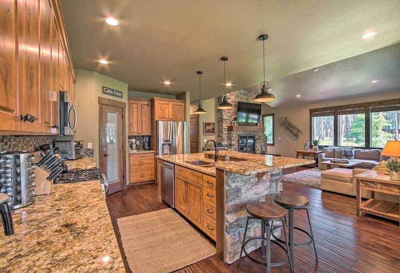 Modern Rustic Ronald Getaway: Hot Tub, Grill!