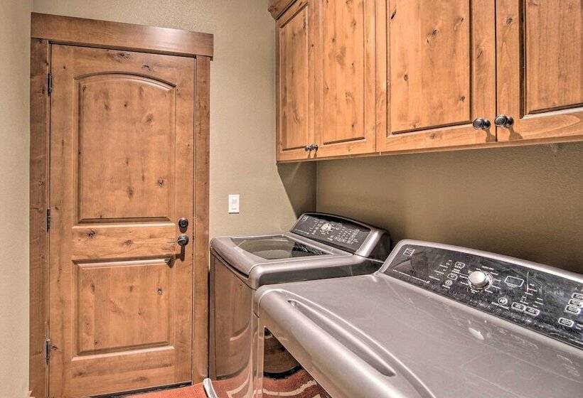 Modern Rustic Ronald Getaway: Hot Tub, Grill!