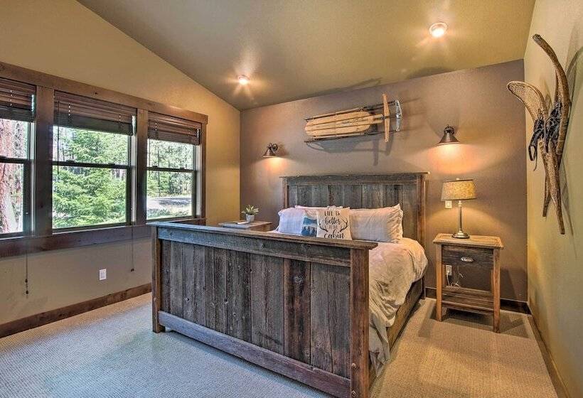 Modern Rustic Ronald Getaway: Hot Tub, Grill!