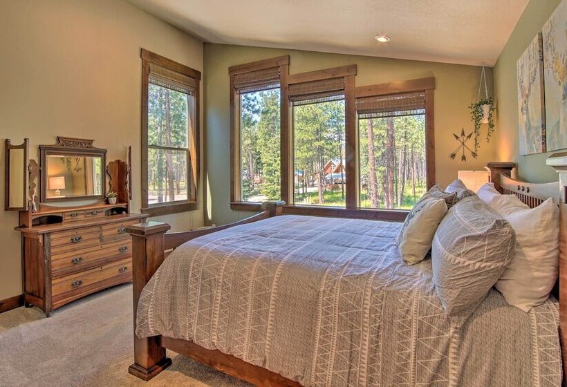 Modern Rustic Ronald Getaway: Hot Tub, Grill!