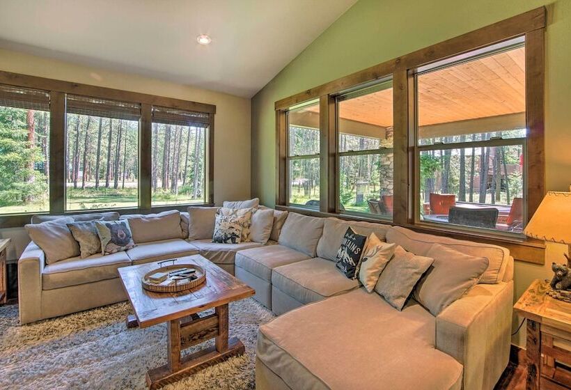 Modern Rustic Ronald Getaway: Hot Tub, Grill!