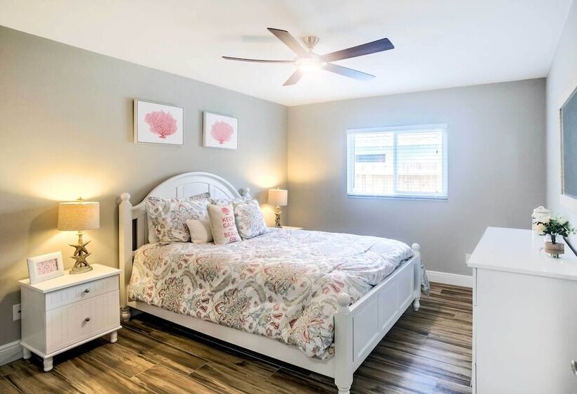Naples Home W/ Lanai & Pool Near Vanderbilt Beach!