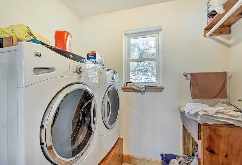 House W/ Deck Overlooking Lake Of The Ozarks!