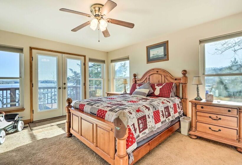 House W/ Deck Overlooking Lake Of The Ozarks!
