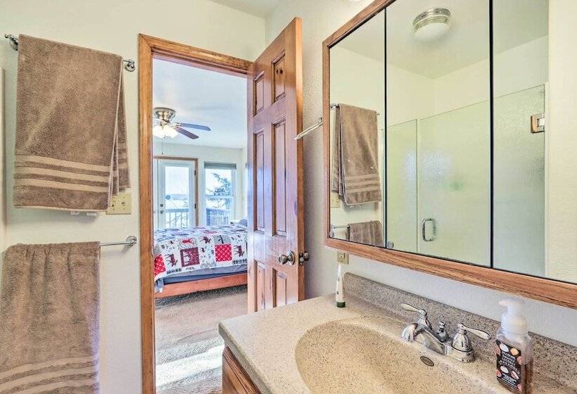 House W/ Deck Overlooking Lake Of The Ozarks!