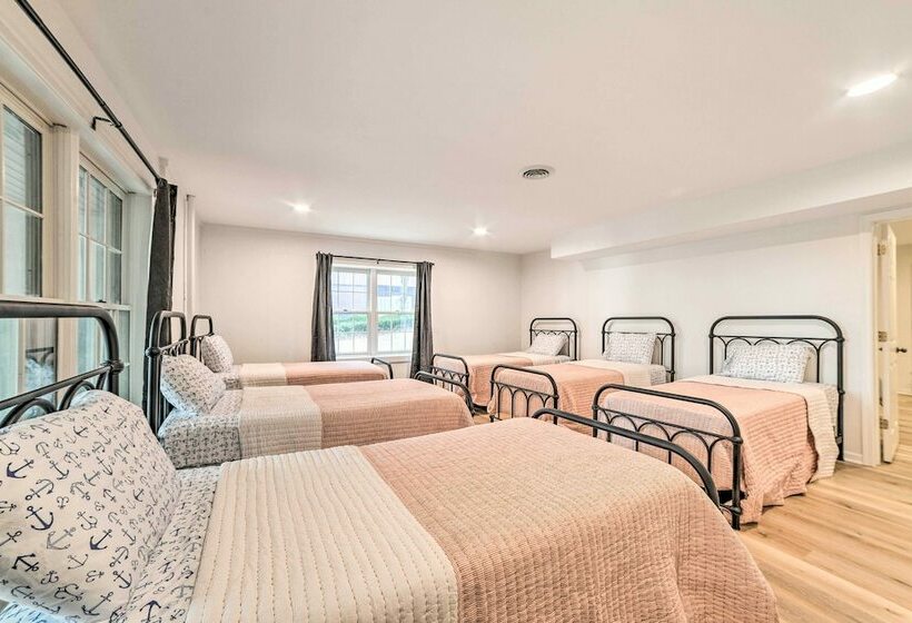 New! Spacious & Modern Retreat On Kentucky Lake