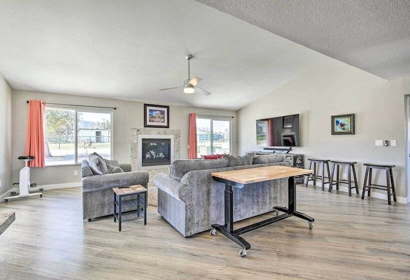 Newly Updated, Dog Friendly Peakview House!