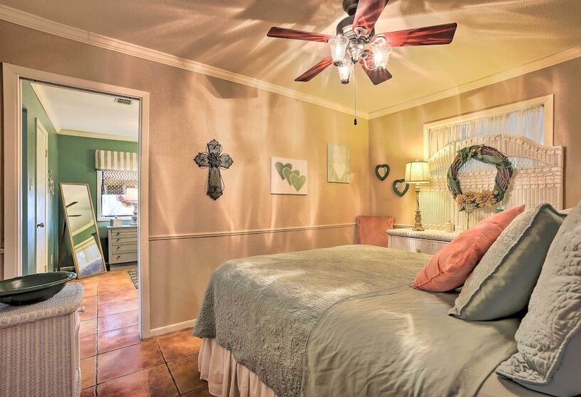 Nini S Love  Cottage W/ Deck + Fishing Pond!