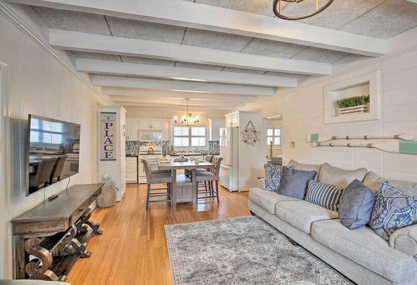 North Myrtle Beach Home: Steps To The Beach!