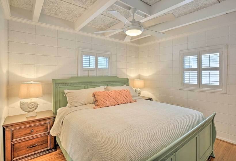 North Myrtle Beach Home: Steps To The Beach!