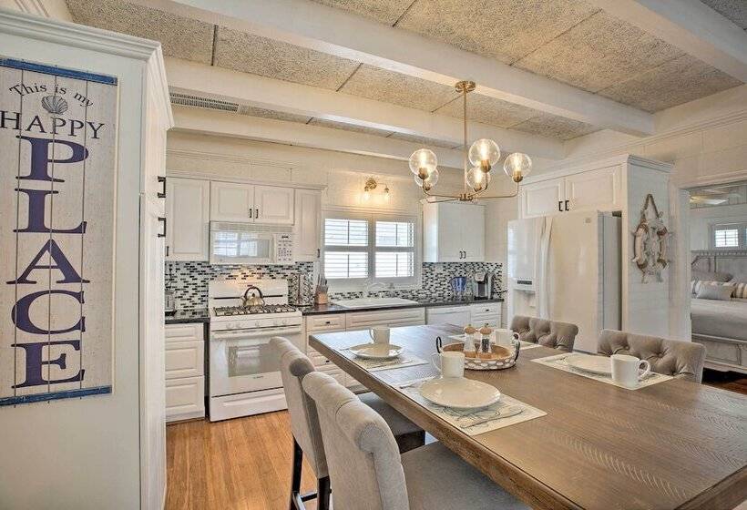 North Myrtle Beach Home: Steps To The Beach!