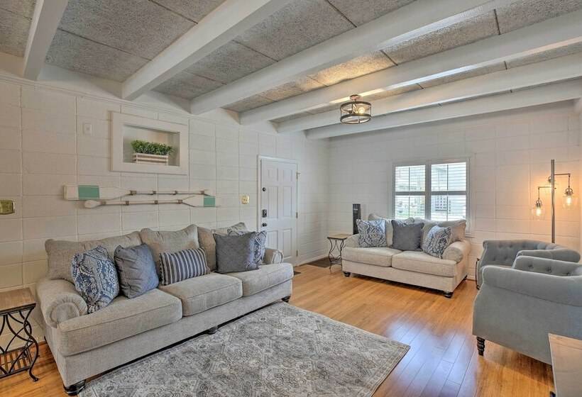 North Myrtle Beach Home: Steps To The Beach!