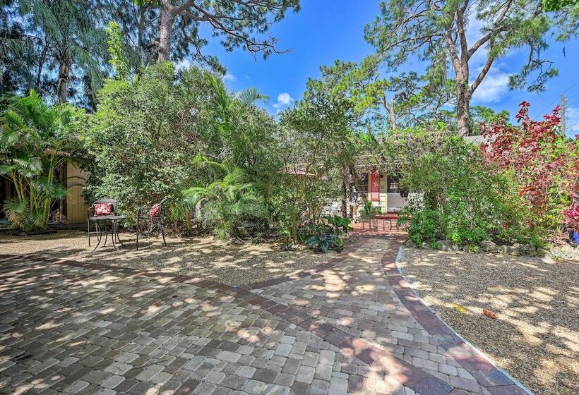 Oasis W/ 2 Stand Alone Casitas & Outdoor Bath