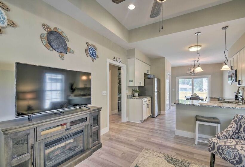 Ocean Isle Beach Home W/ Shared Lanai & Grill