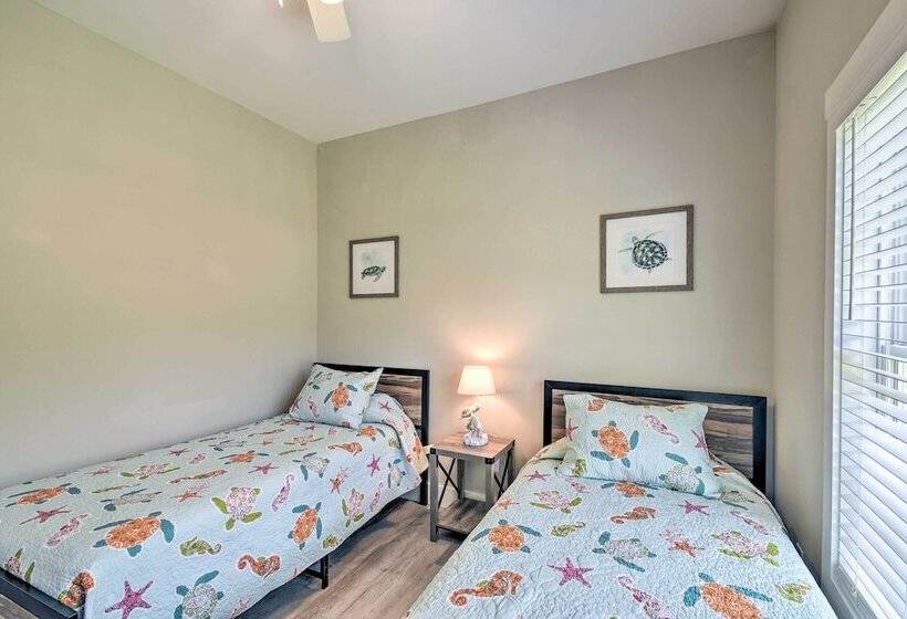 Ocean Isle Beach Home W/ Shared Lanai & Grill