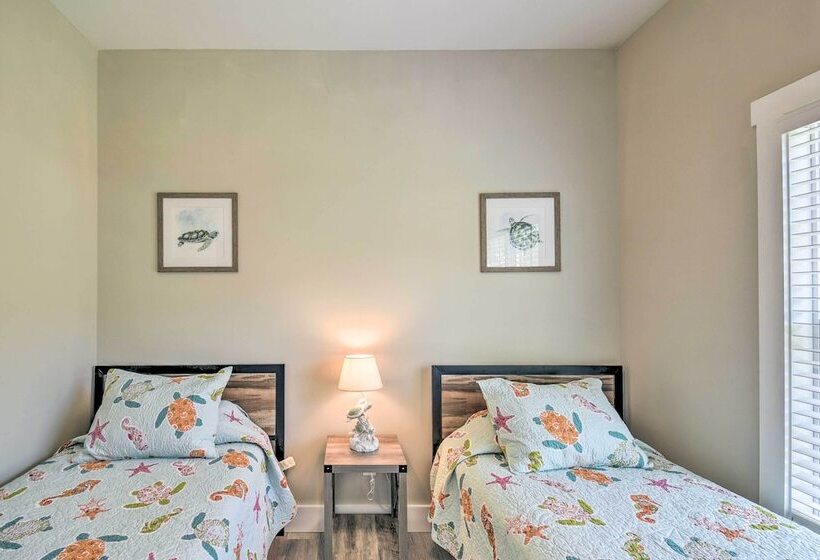 Ocean Isle Beach Home W/ Shared Lanai & Grill