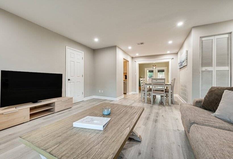 Idyllic Oldsmar Vacation Rental: 1 Mi To Beach!