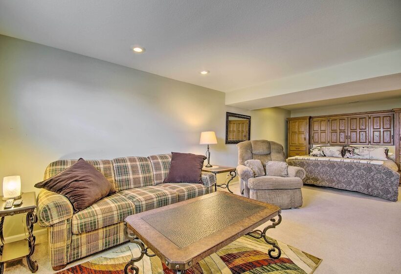 < Half Mi To Marinas: Osage Beach Home W/ Deck!