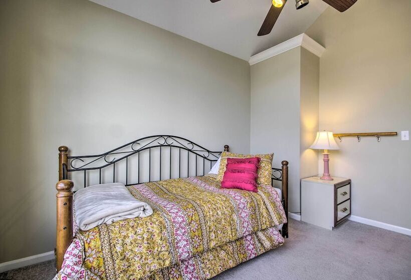 < Half Mi To Marinas: Osage Beach Home W/ Deck!