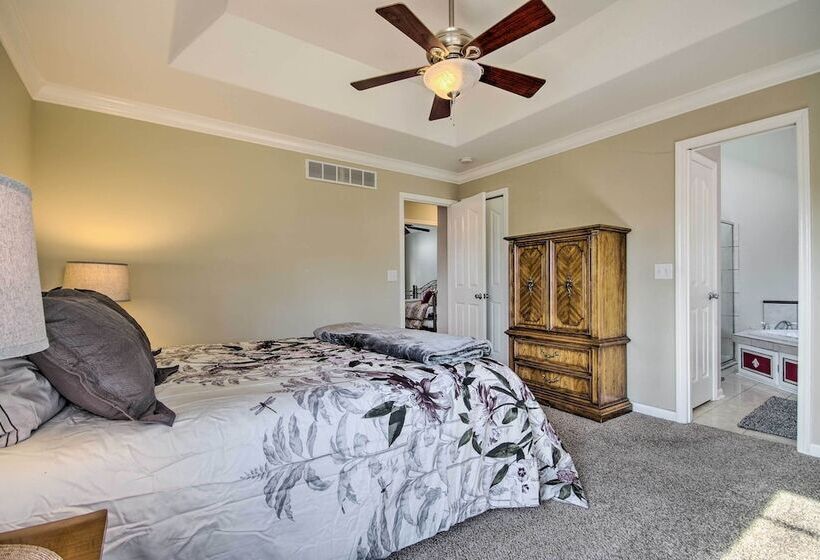 < Half Mi To Marinas: Osage Beach Home W/ Deck!