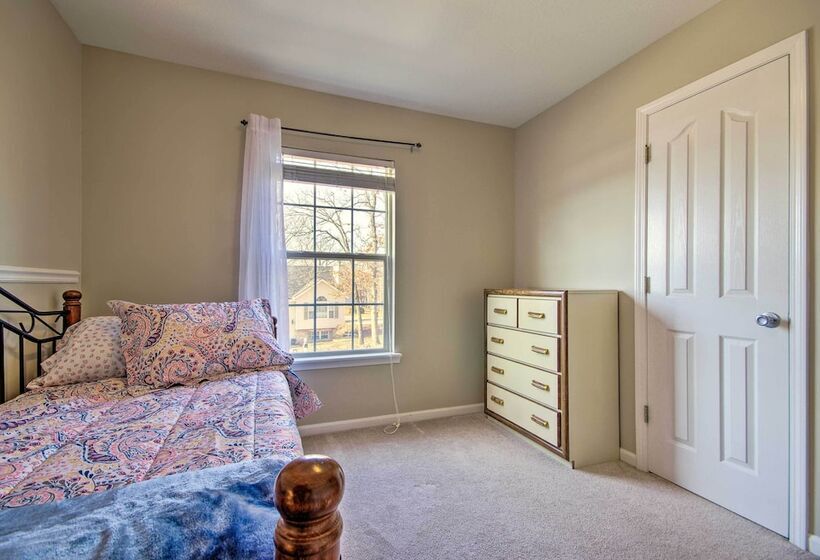 < Half Mi To Marinas: Osage Beach Home W/ Deck!