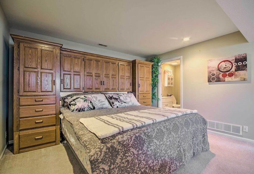 < Half Mi To Marinas: Osage Beach Home W/ Deck!