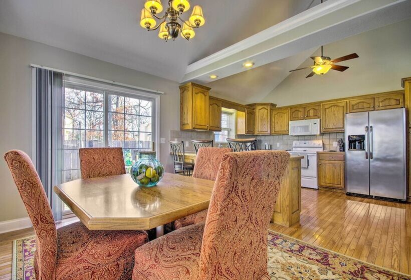 < Half Mi To Marinas: Osage Beach Home W/ Deck!