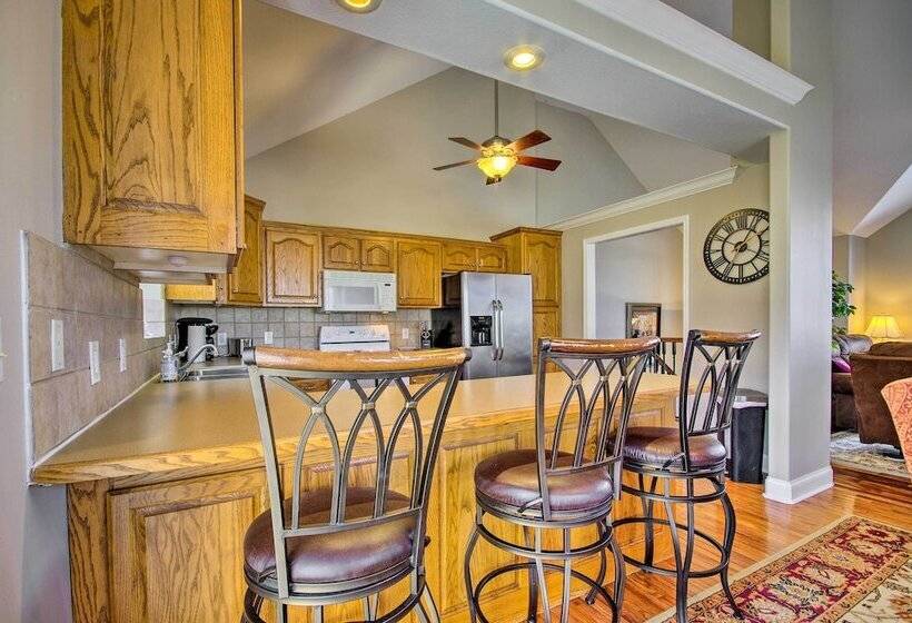 < Half Mi To Marinas: Osage Beach Home W/ Deck!