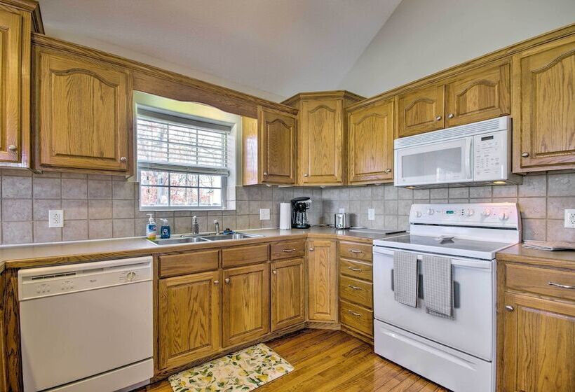 < Half Mi To Marinas: Osage Beach Home W/ Deck!