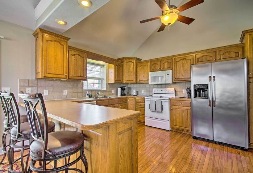 < Half Mi To Marinas: Osage Beach Home W/ Deck!