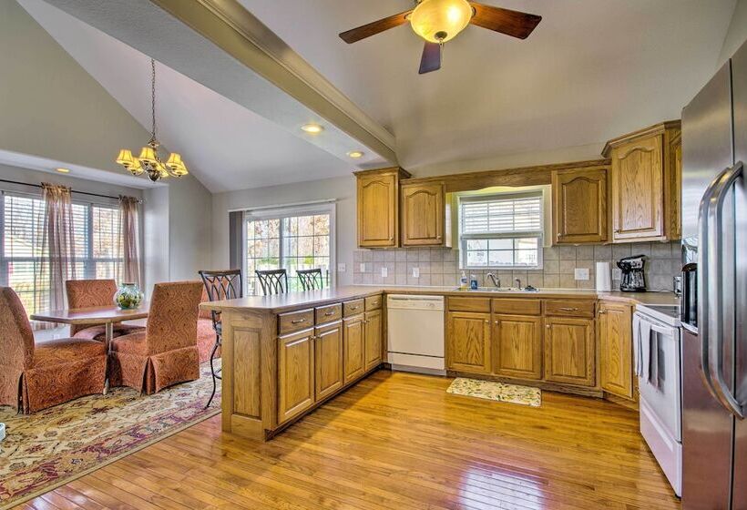 < Half Mi To Marinas: Osage Beach Home W/ Deck!