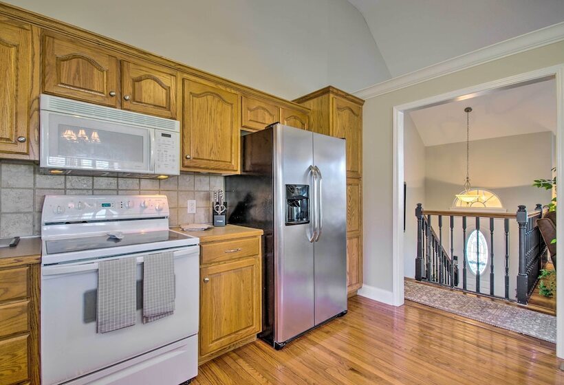 < Half Mi To Marinas: Osage Beach Home W/ Deck!