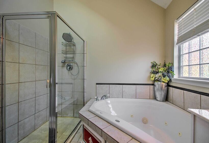 < Half Mi To Marinas: Osage Beach Home W/ Deck!