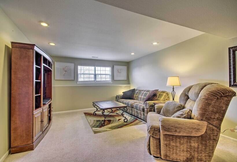 < Half Mi To Marinas: Osage Beach Home W/ Deck!