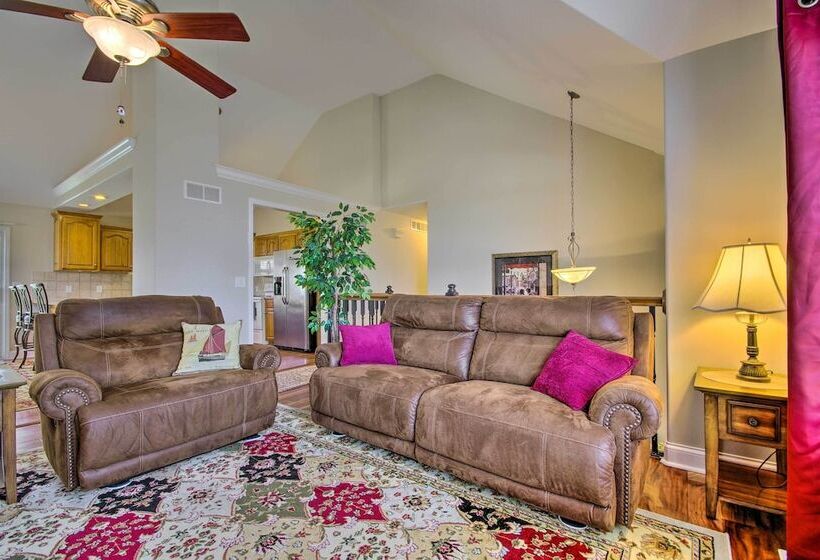 < Half Mi To Marinas: Osage Beach Home W/ Deck!