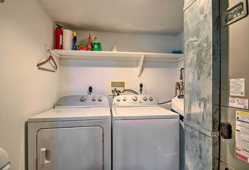 < Half Mi To Marinas: Osage Beach Home W/ Deck!