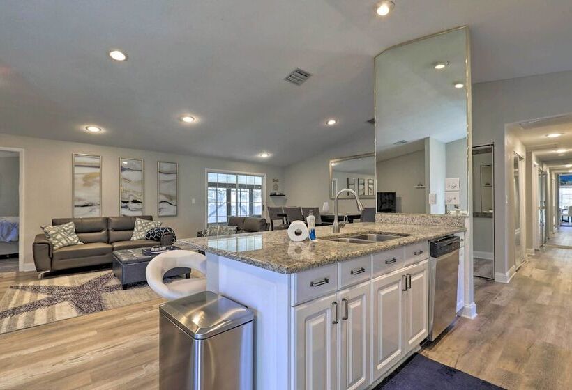 Near Beaches & Dining: Palm Harbor Gem W/ Pool