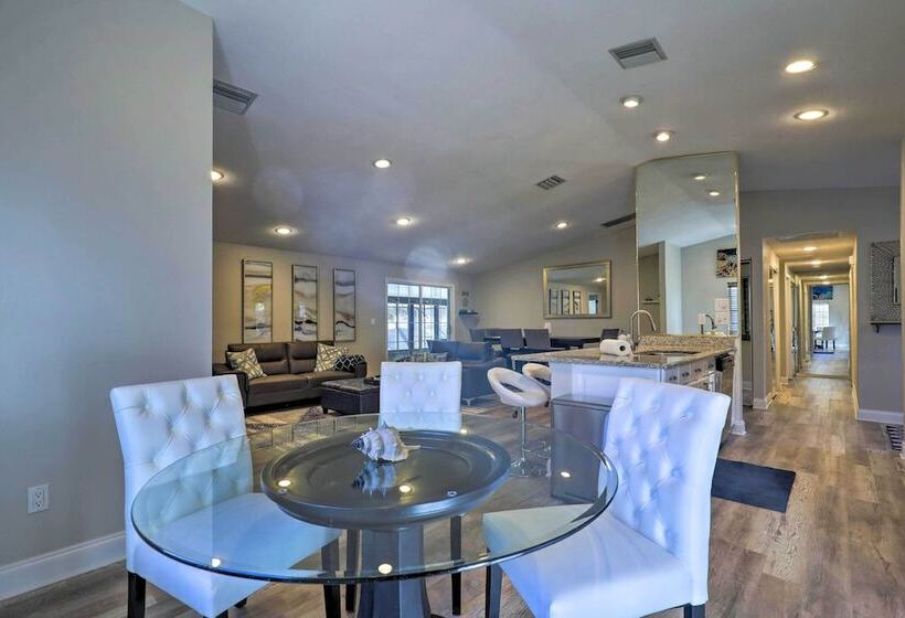 Near Beaches & Dining: Palm Harbor Gem W/ Pool