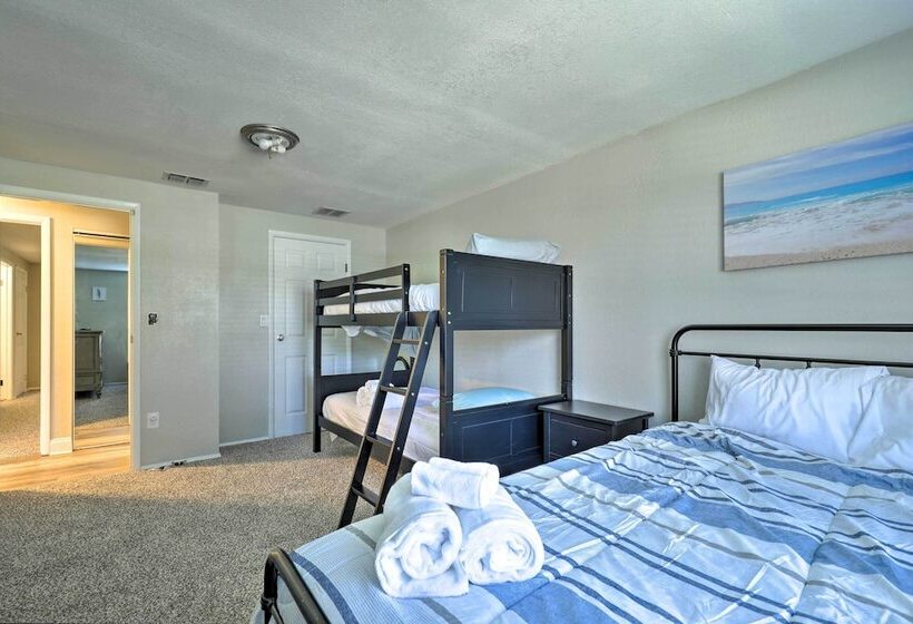 Near Beaches & Dining: Palm Harbor Gem W/ Pool