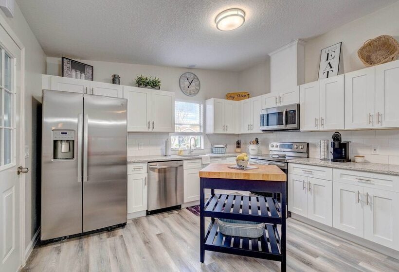 Peaceful Lady Lake Home W/ Screened In Porch!