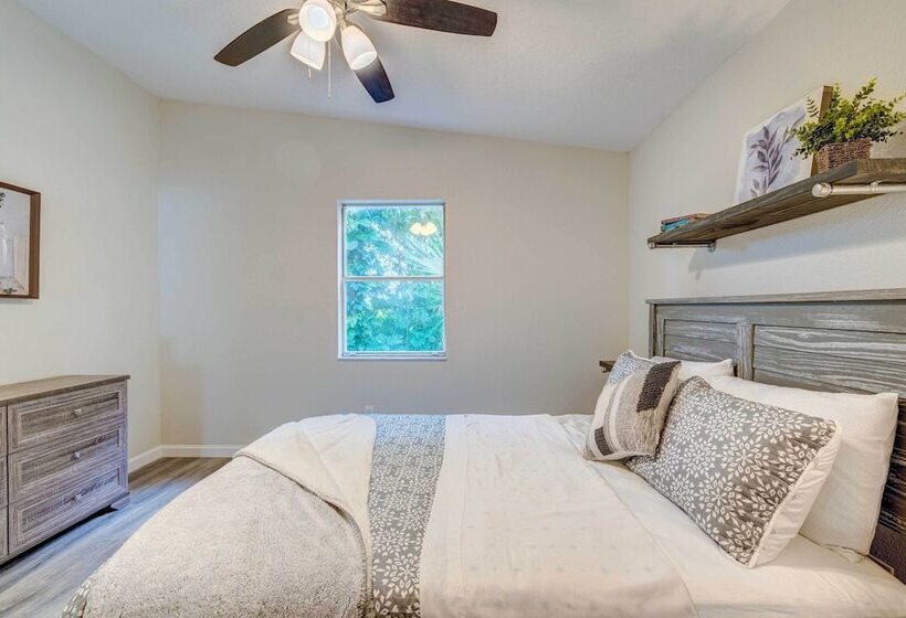 Peaceful Lady Lake Home W/ Screened In Porch!