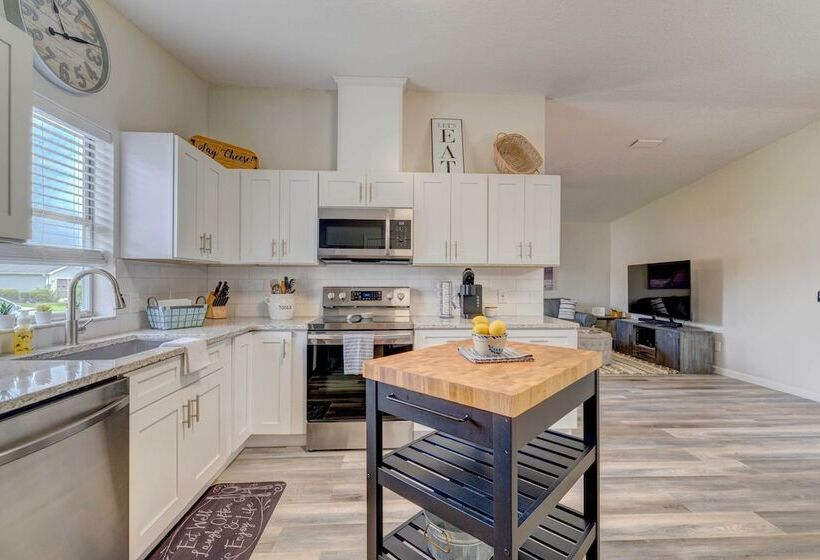 Peaceful Lady Lake Home W/ Screened In Porch!