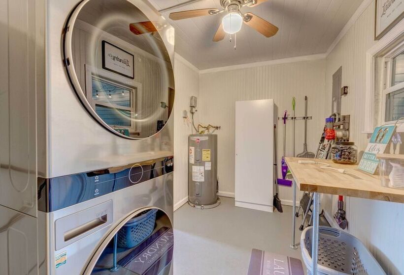 Peaceful Lady Lake Home W/ Screened In Porch!