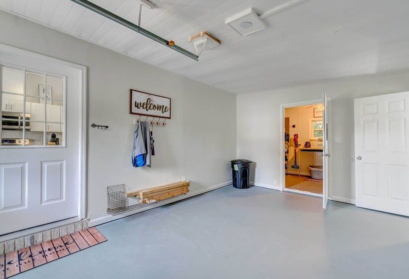 Peaceful Lady Lake Home W/ Screened In Porch!