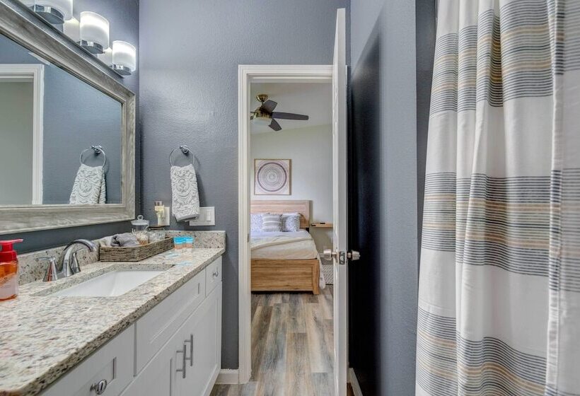 Peaceful Lady Lake Home W/ Screened In Porch!