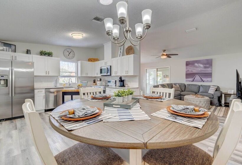 Peaceful Lady Lake Home W/ Screened In Porch!