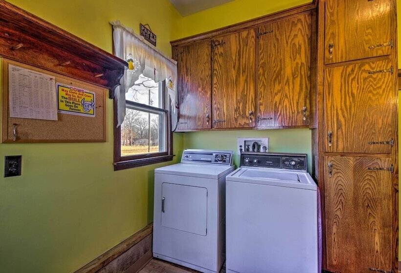 Peaceful Missouri Home, 25 Mi To Truman Lake!