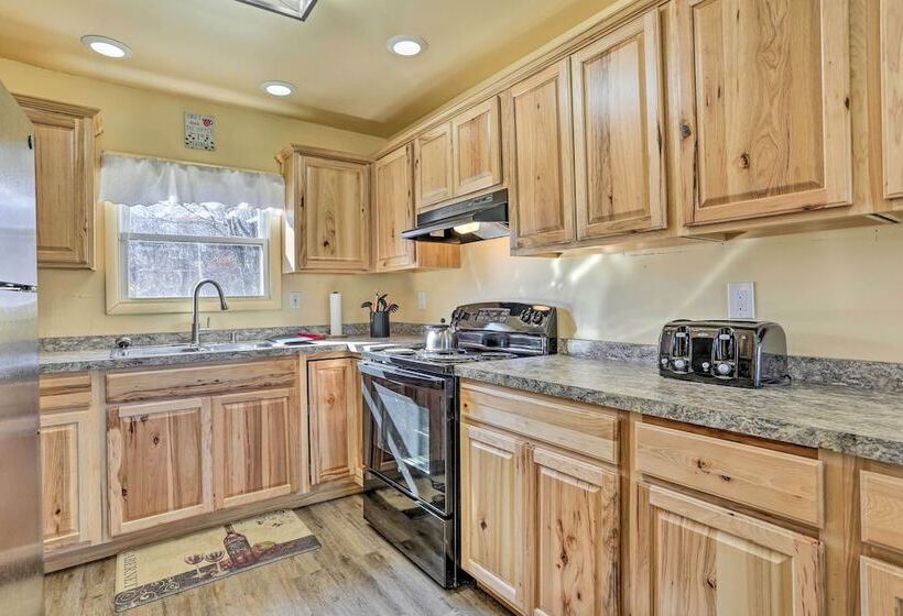 Fire Pit, Community Lakes: Serene Poconos Getaway!