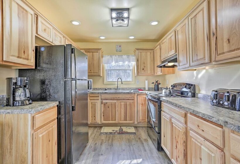 Fire Pit, Community Lakes: Serene Poconos Getaway!